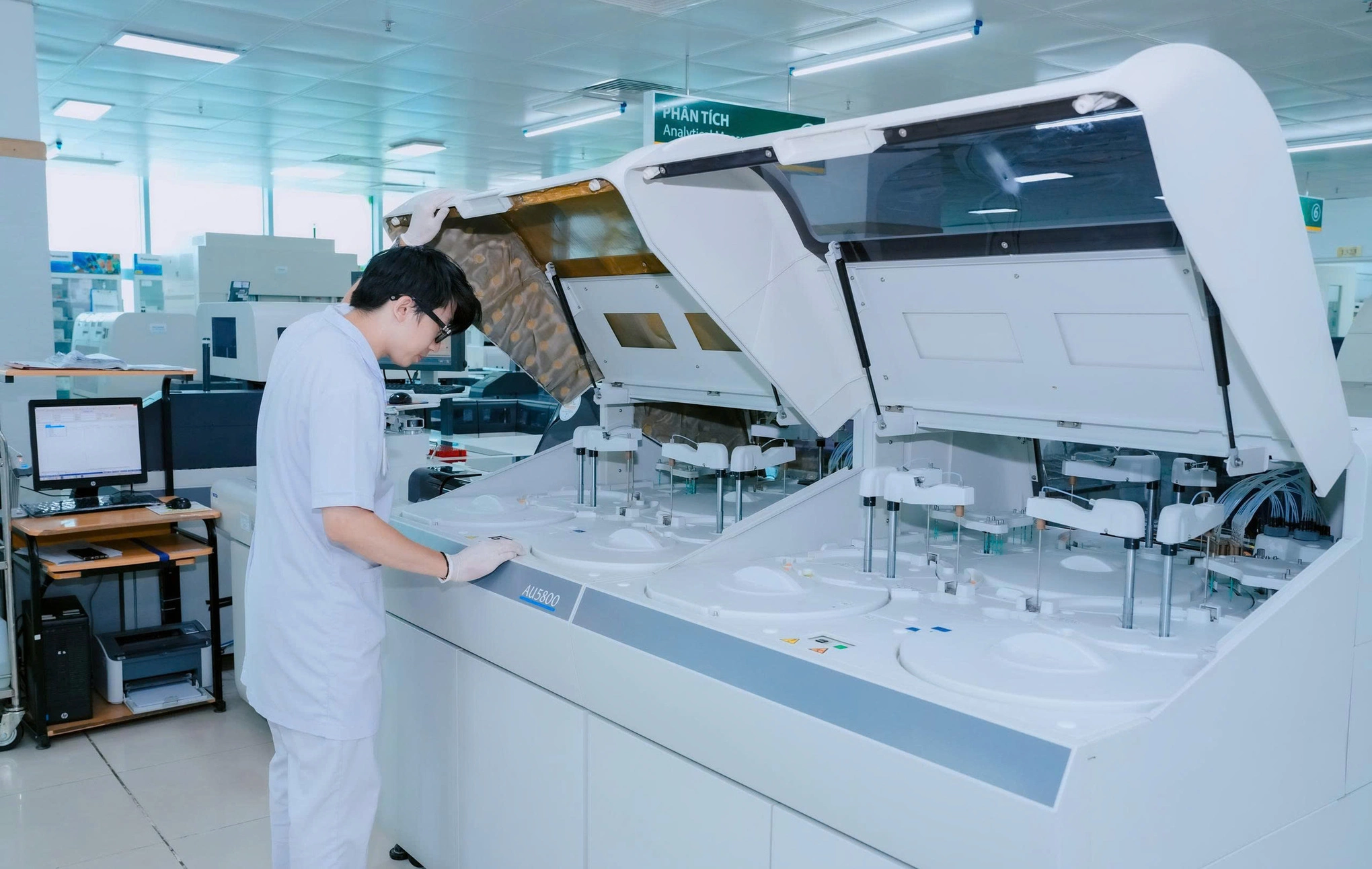 Hình minh họa: Bệnh viện Bạch Mai rút ngắn thời gian trả kết quả xét nghiệm còn 45 phút