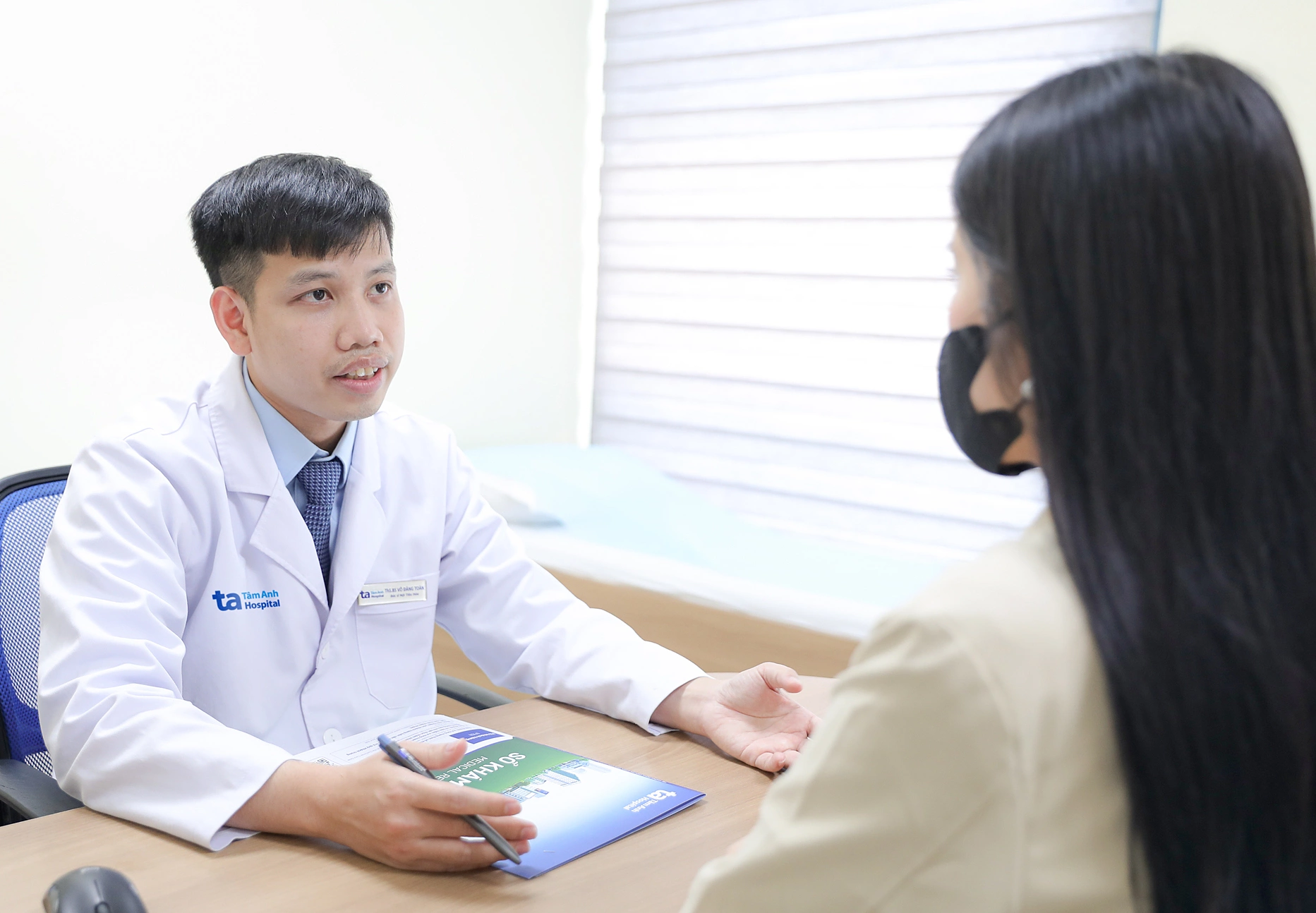 Hình minh họa: Bác sĩ chỉ cách ăn uống, vận động tốt cho người viêm gan