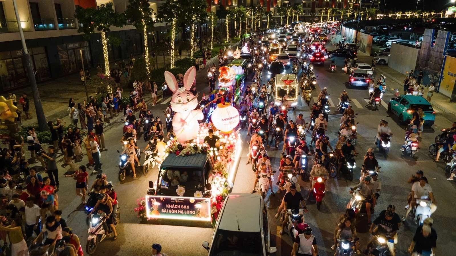 Hình minh họa: Hàng nghìn người xem rước đèn và pháo hoa Trung thu ở Bãi Cháy
