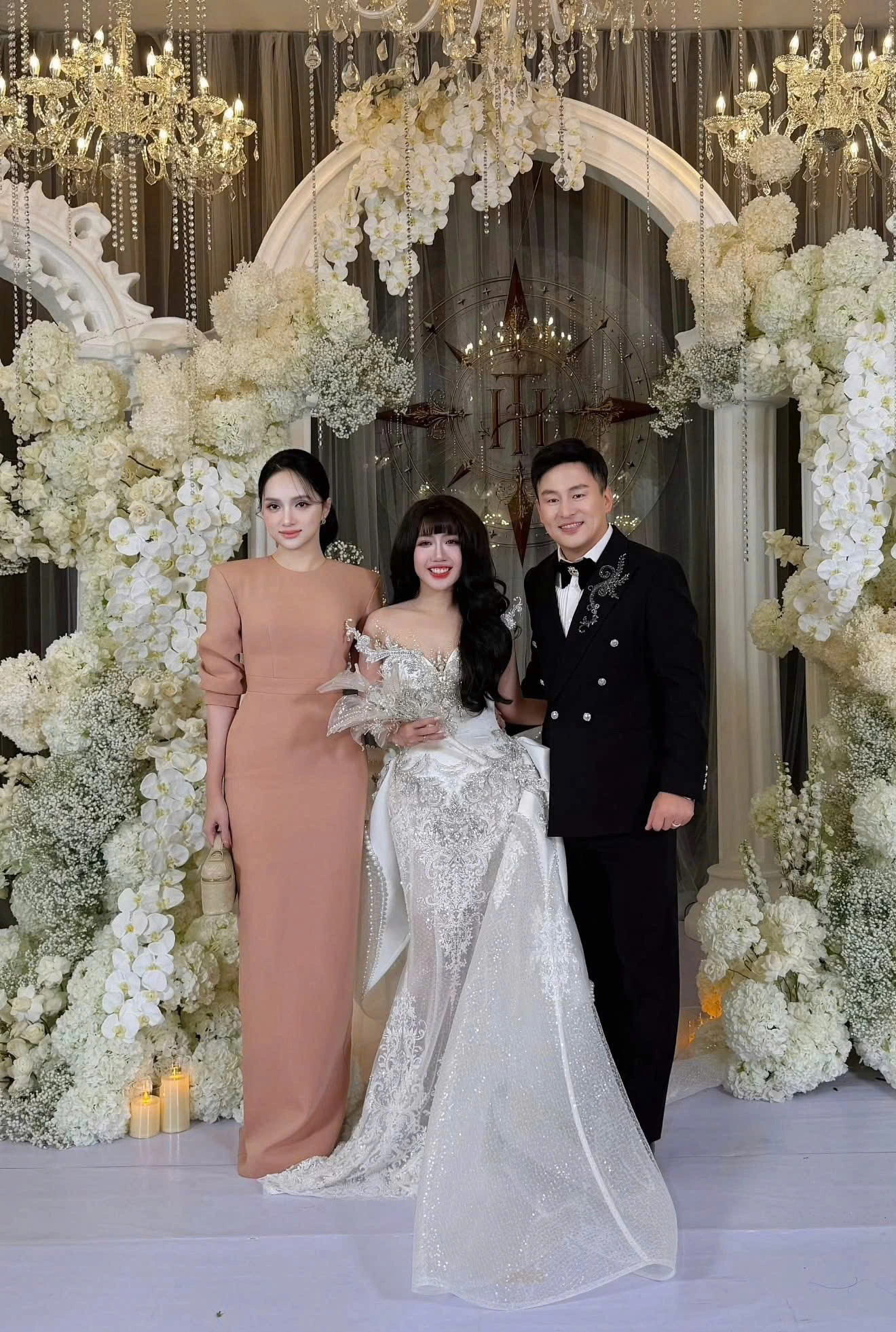 Hình minh họa: Hương Giang cùng dàn sao chúc phúc NTK Anh Thư