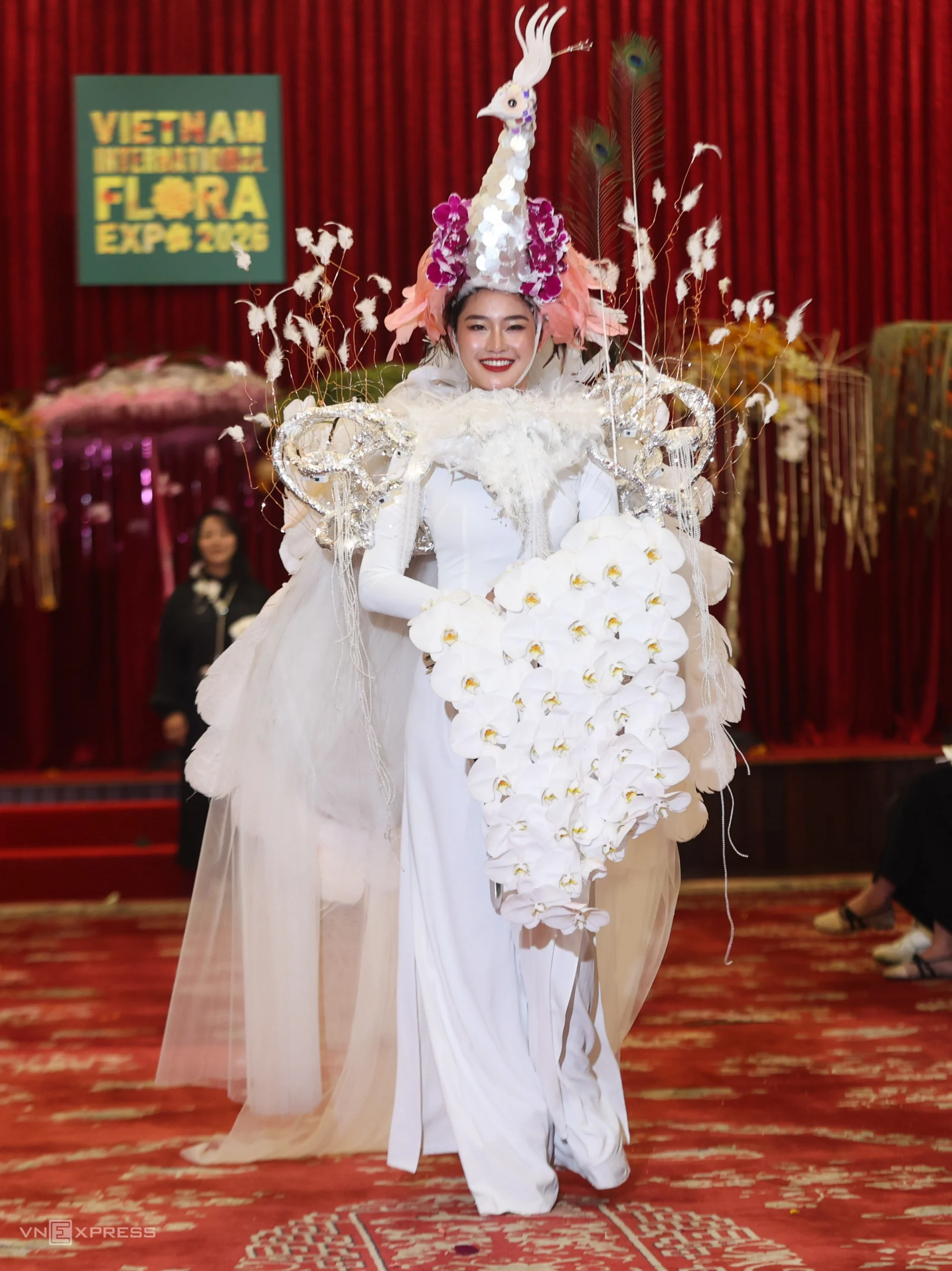 Hình minh họa: Trình diễn áo dài kết hoa
