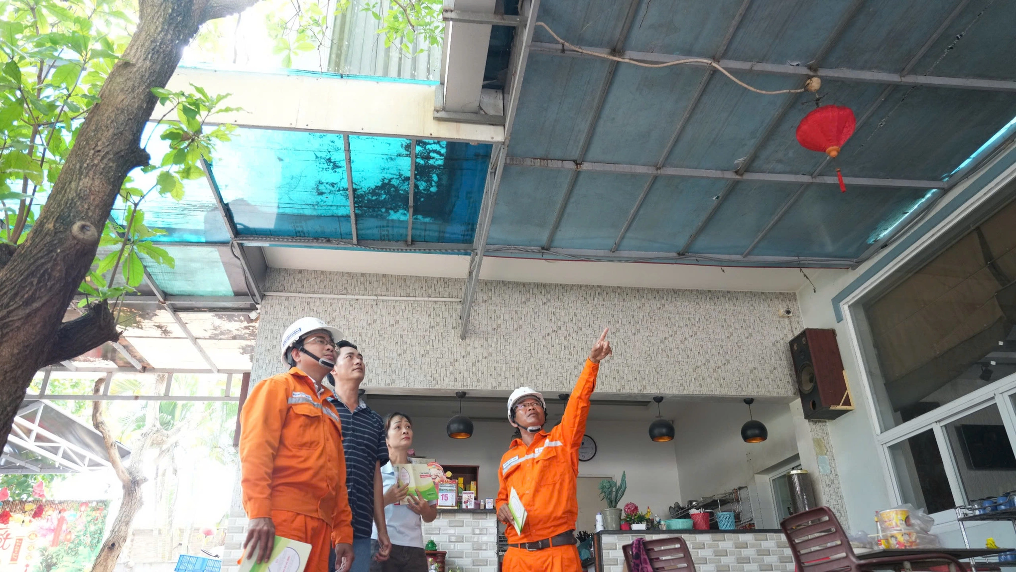 Hình minh họa: EVNHCMC triển khai phương án bảo đảm an toàn điện mùa mưa bão
