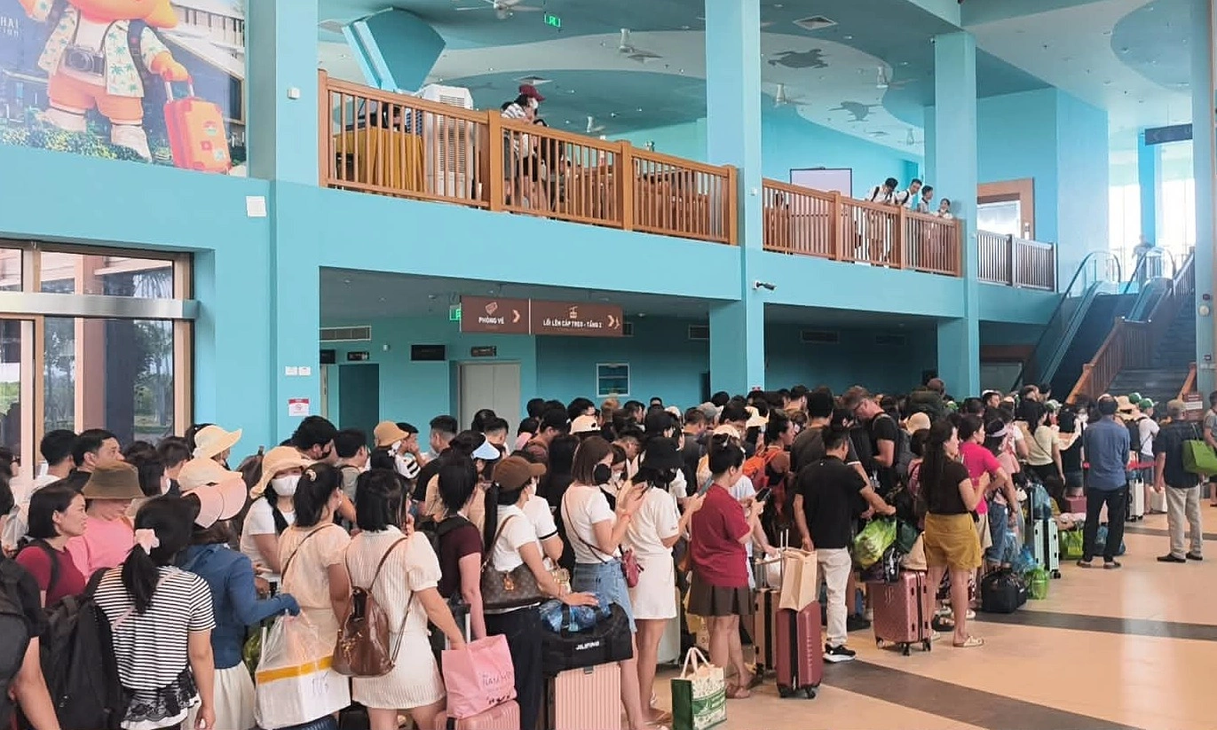 Hình minh họa: Tắc bến phà, du khách chờ tới 12 tiếng để rời Cát Bà