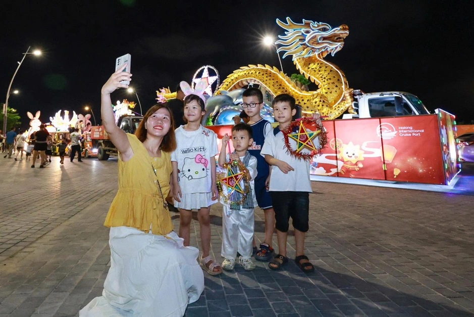 Hình minh họa: Hàng nghìn người xem rước đèn và pháo hoa Trung thu ở Bãi Cháy