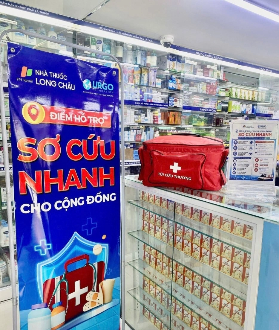 Hình minh họa: Dược sĩ Long Châu hỗ trợ sơ cấp cứu cộng đồng mùa mưa ngập