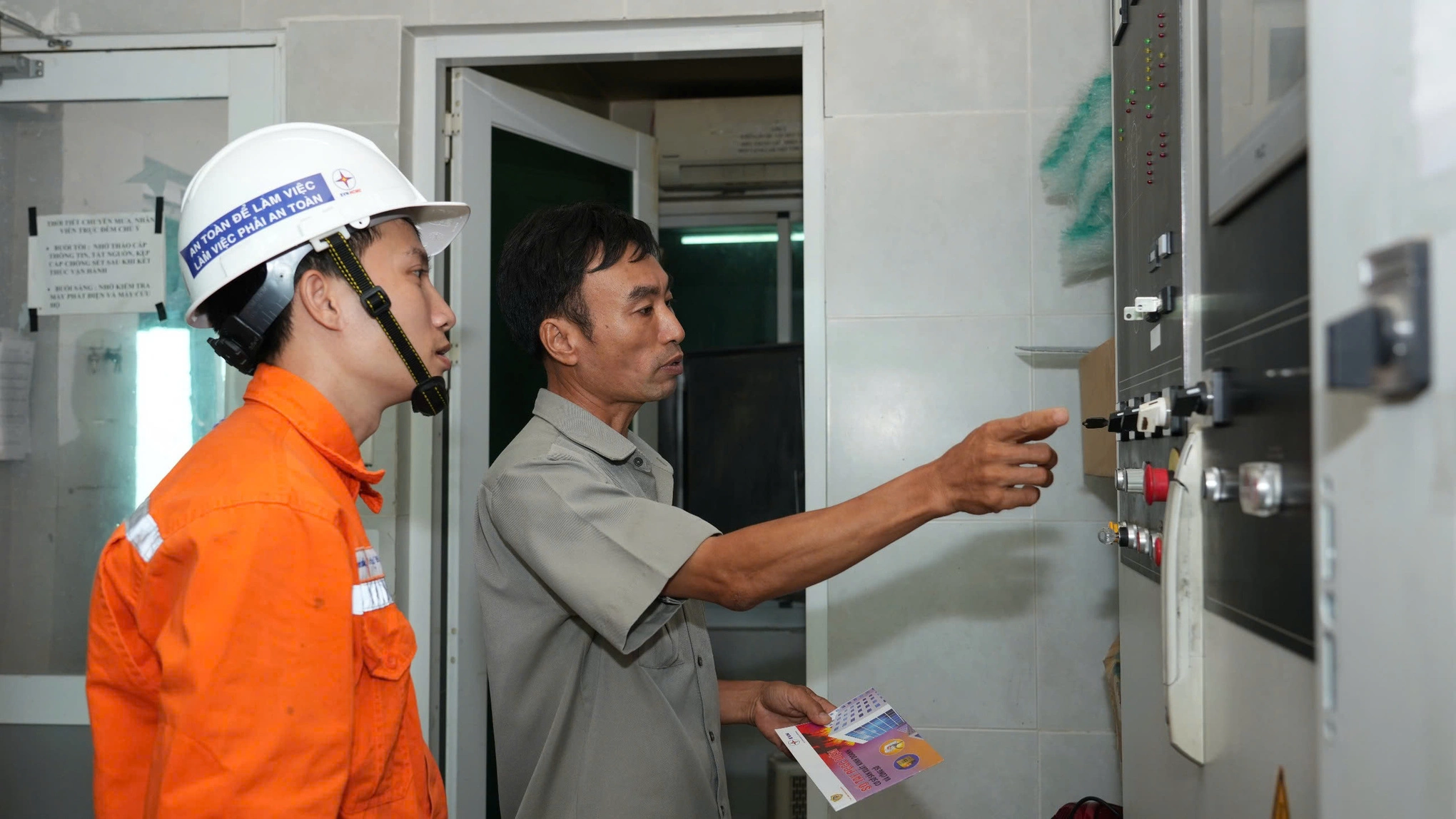 Hình minh họa: EVNHCMC triển khai phương án bảo đảm an toàn điện mùa mưa bão