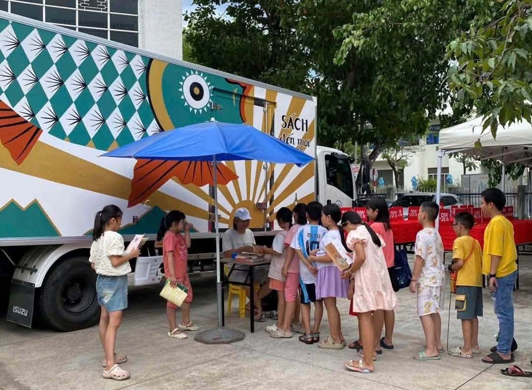 Hình minh họa: Họa sĩ mang xe sách đi khắp Việt Nam