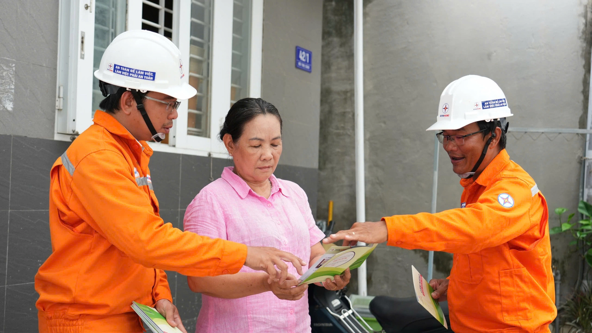 Hình minh họa: EVNHCMC triển khai phương án bảo đảm an toàn điện mùa mưa bão
