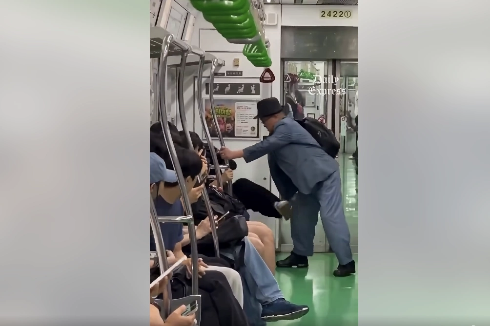 Hình minh họa: Tranh cãi quanh vụ cụ ông đòi cô gái nhường ghế trên tàu điện