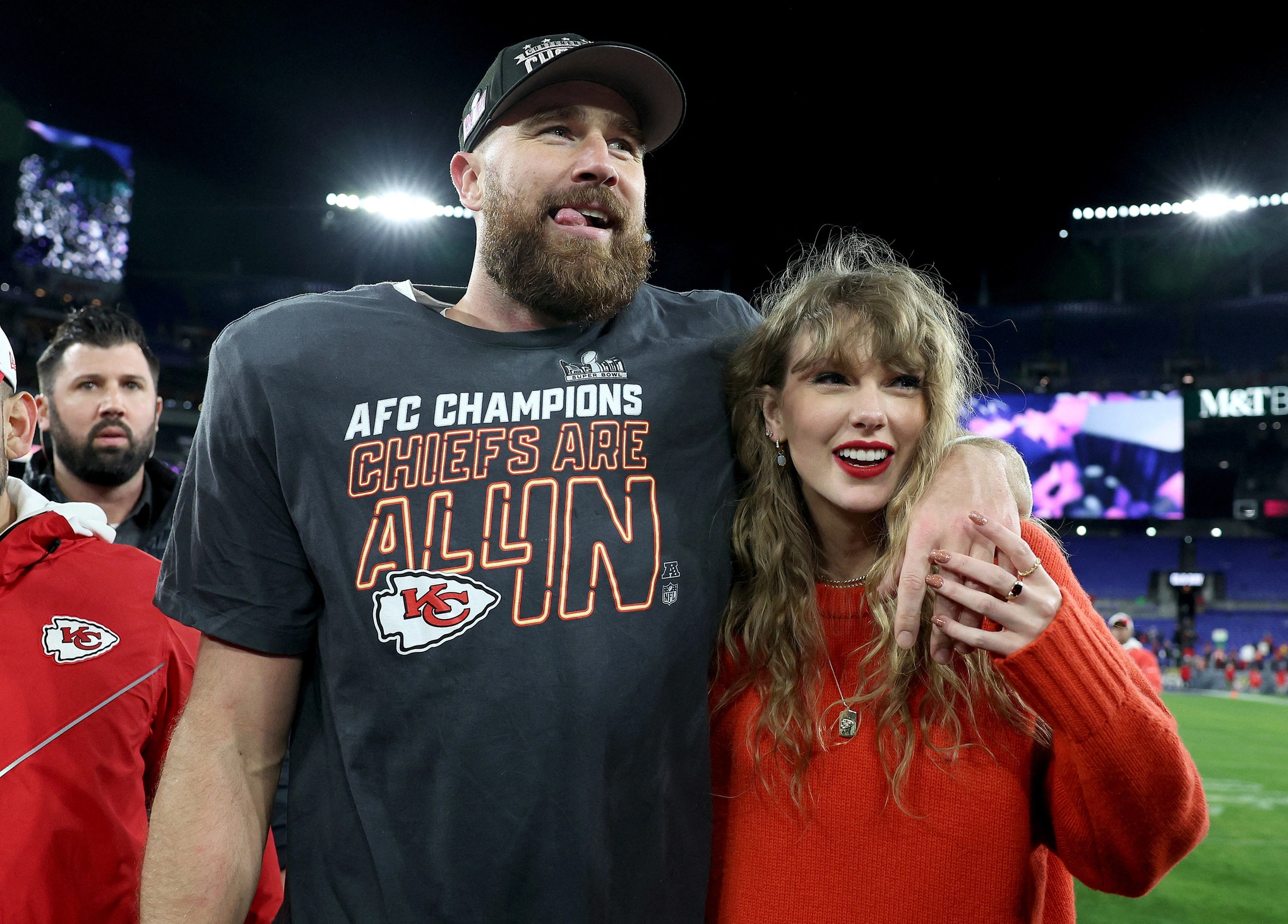 Hình minh họa: Taylor Swift, Tom Cruise cổ vũ trận đấu của Travis Kelce