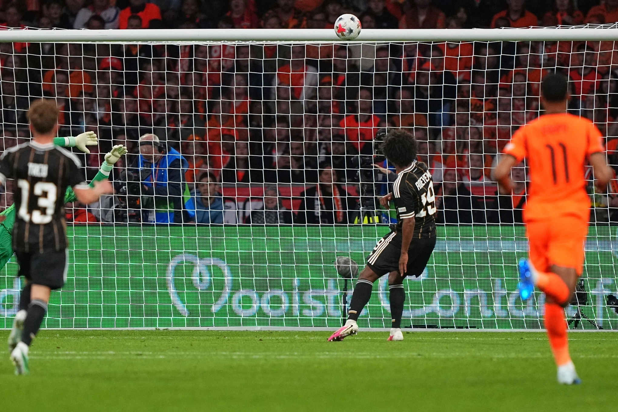Hình minh họa: Đức hòa Hà Lan trong ngày Klopp đấu trí Xavi