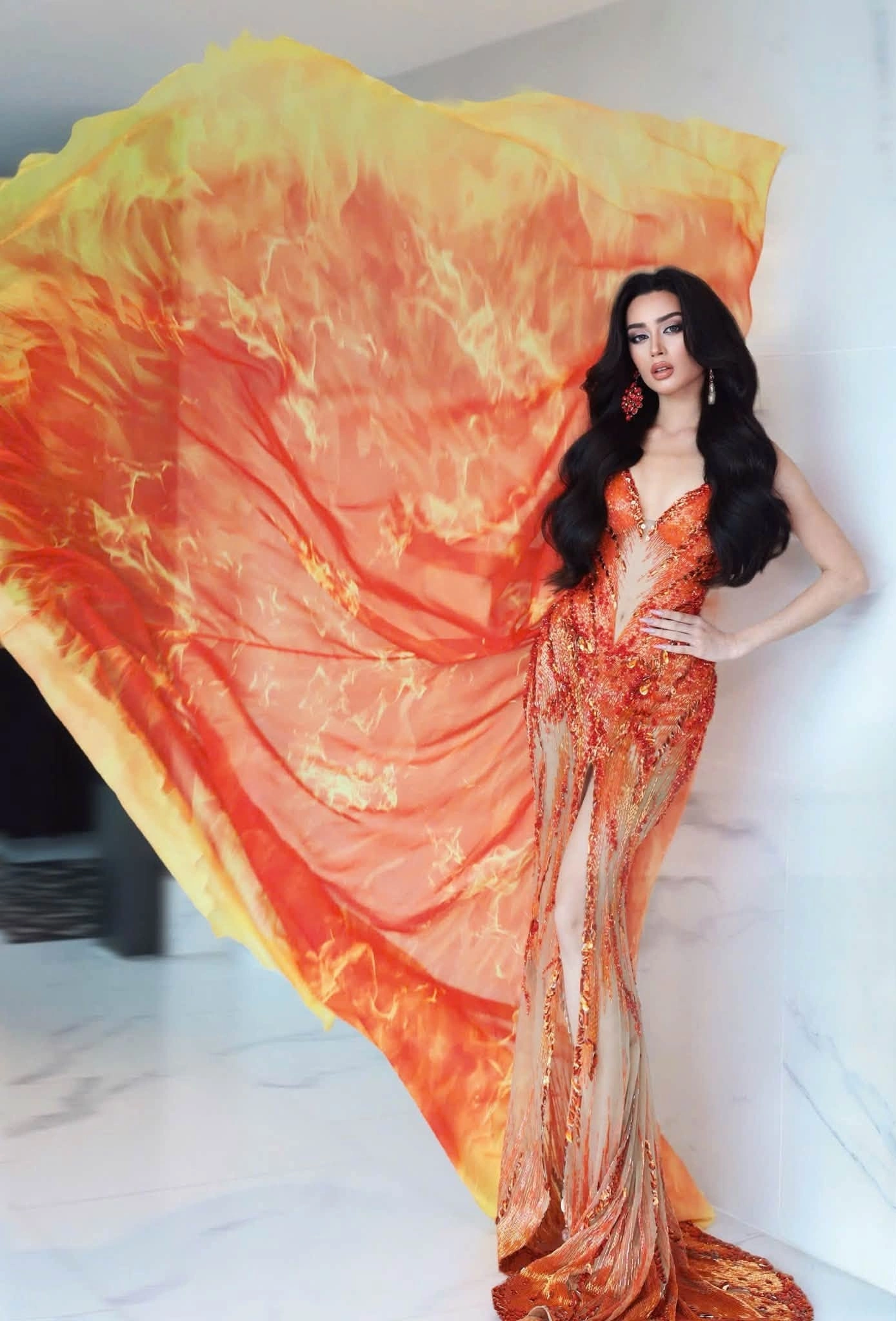Hình minh họa: Emoura Phạm suýt ngã trên sân khấu Miss Grand International