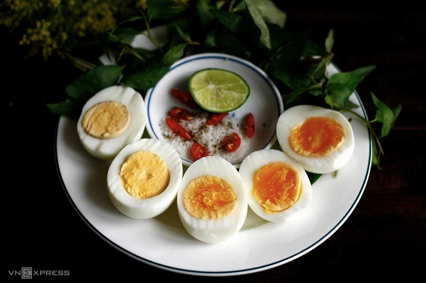 Hình minh họa: Trứng lòng đào hay trứng chín kỹ bổ hơn?