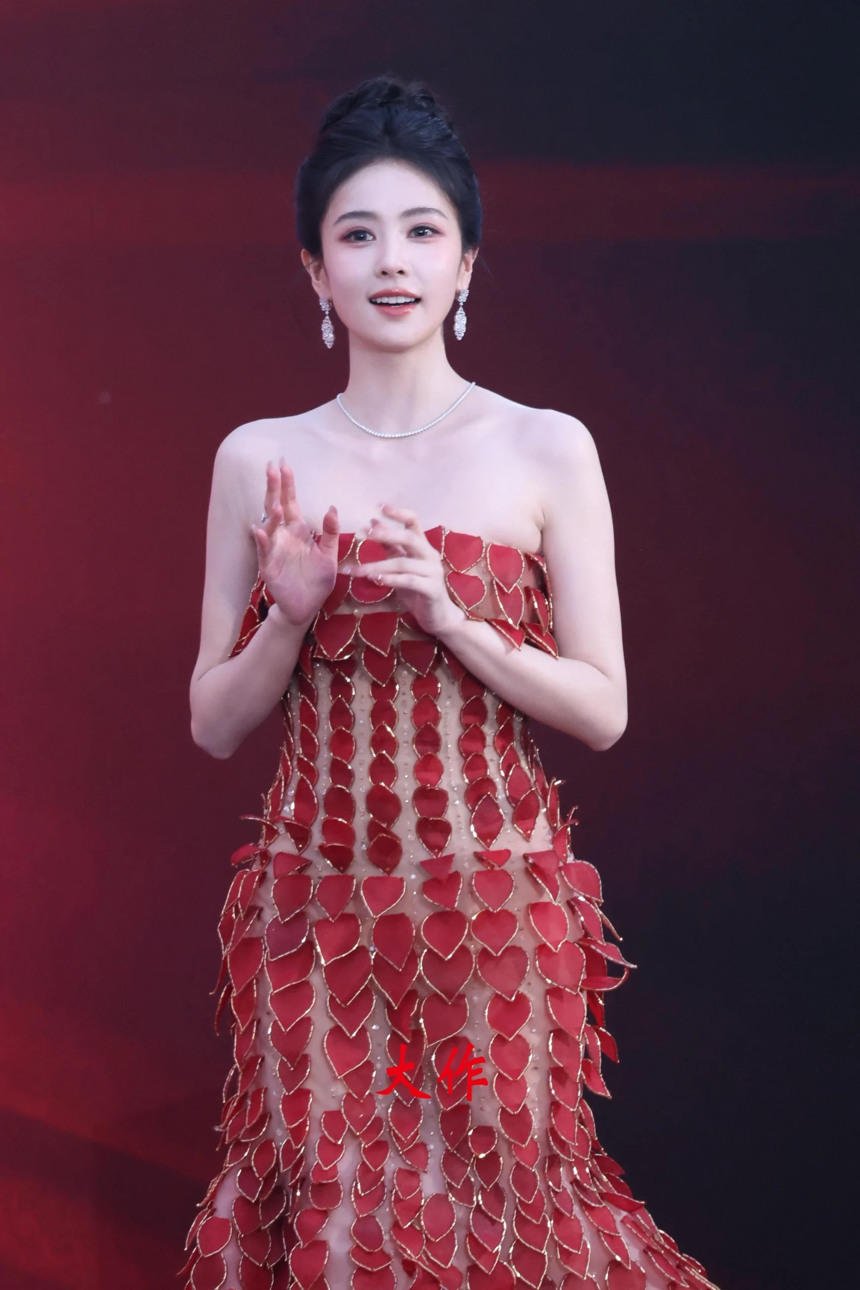 Hình minh họa: Sao ‘Mỹ nhân tâm kế’ không thể di chuyển vì mặc váy hình nước tóe