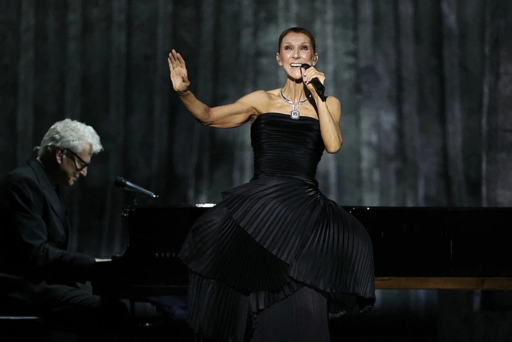 Hình minh họa: Vợ Ronaldo đưa ba con gái đi xem concert Celine Dion