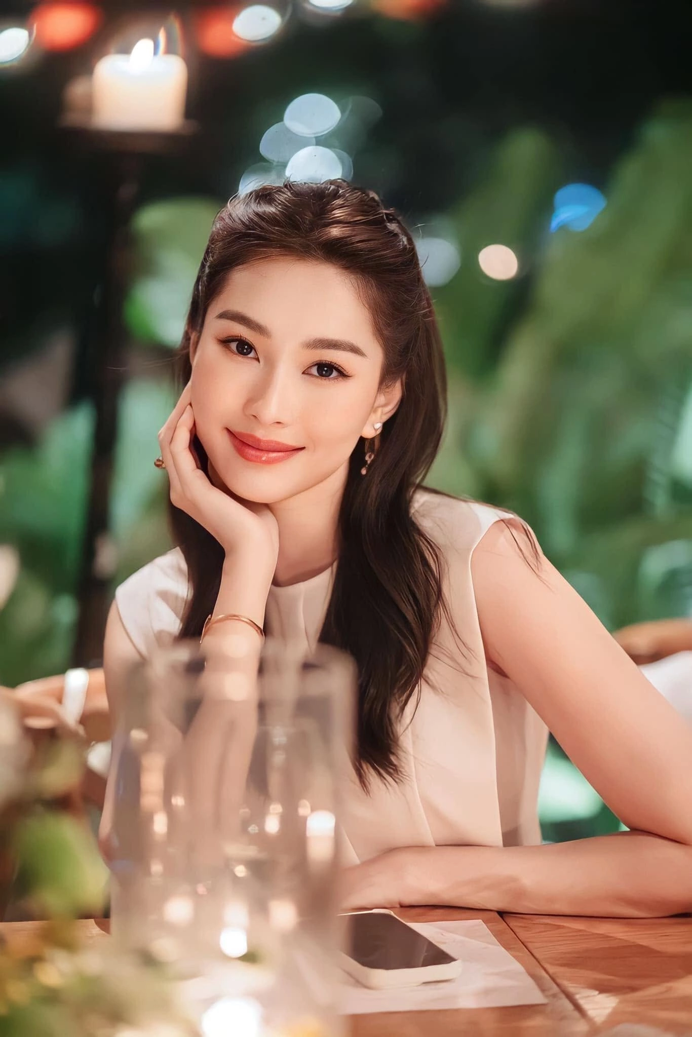Hình minh họa: Thời trang đơn sắc của Hoa hậu Đặng Thu Thảo