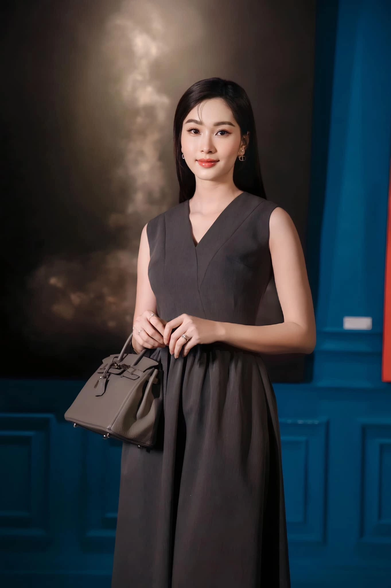 Hình minh họa: Thời trang đơn sắc của Hoa hậu Đặng Thu Thảo