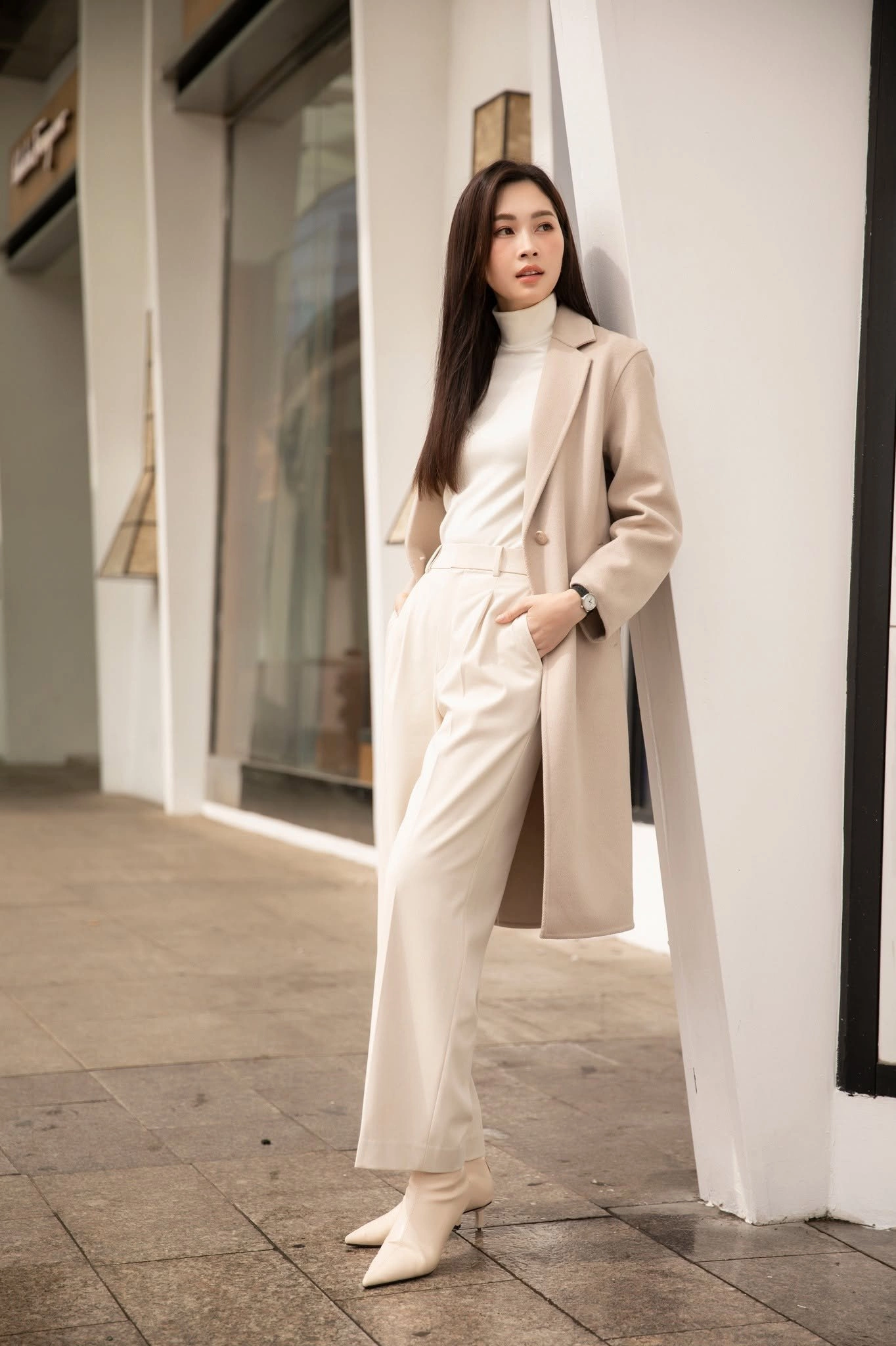Hình minh họa: Thời trang đơn sắc của Hoa hậu Đặng Thu Thảo