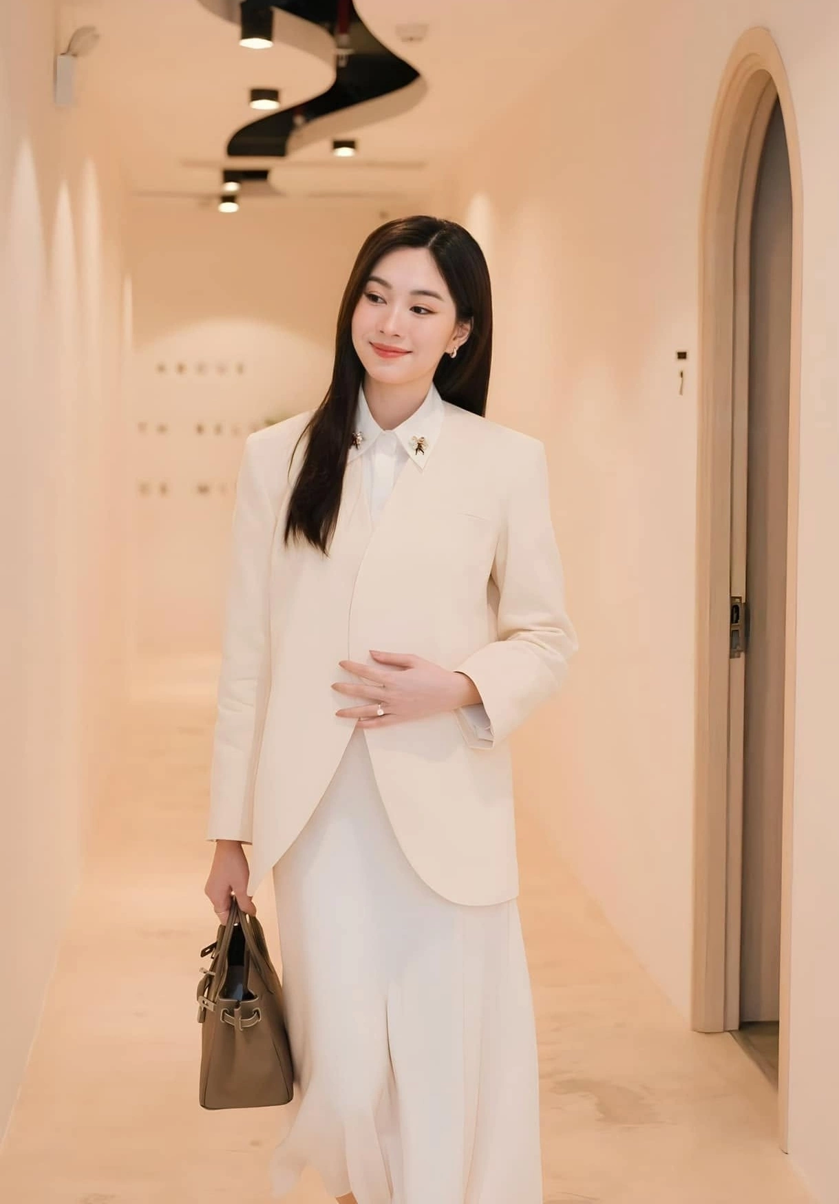 Hình minh họa: Thời trang đơn sắc của Hoa hậu Đặng Thu Thảo