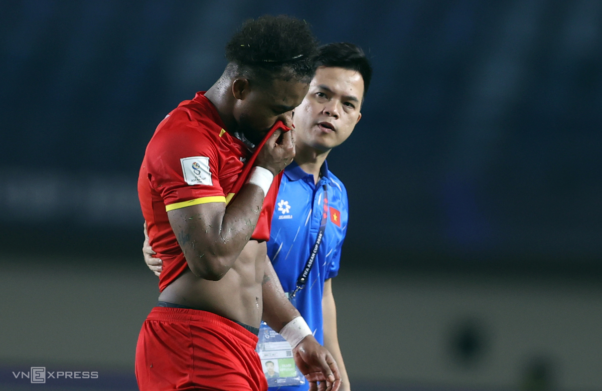 Hình minh họa: Xuân Son bật khóc khi rời sân ở FIFA ASEAN Cup