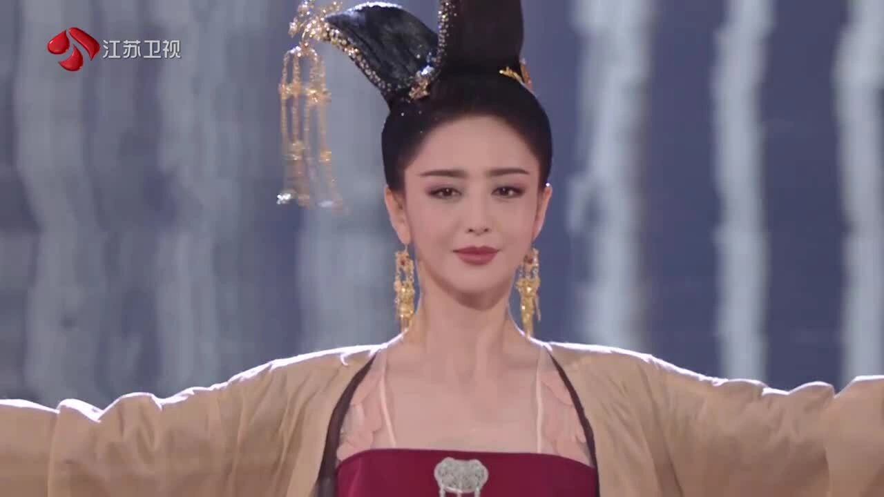 Đồng Lệ Á múa cổ trang