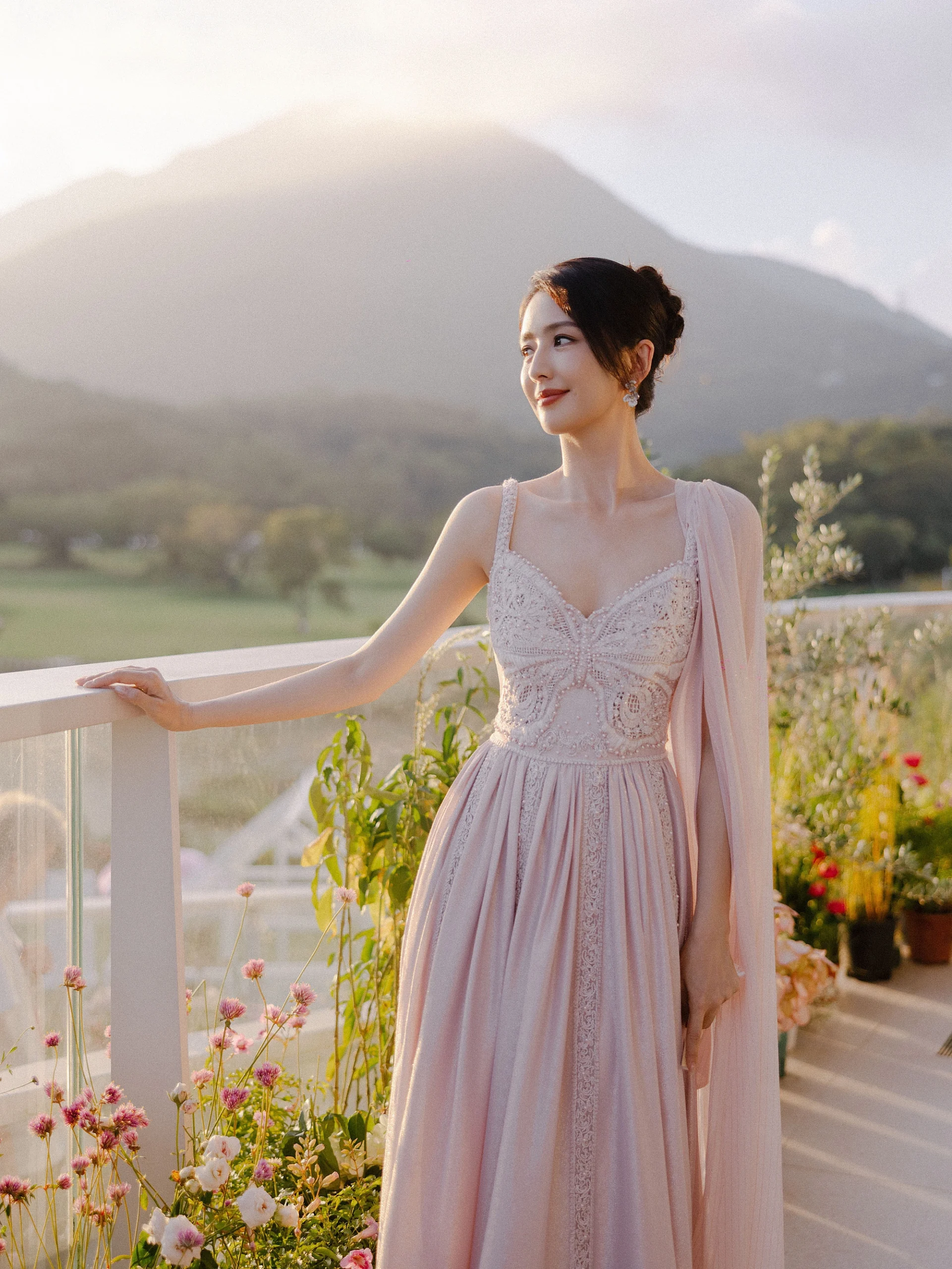 Hình minh họa: Trang phục tôn eo 58 cm của mỹ nữ Tân Cương