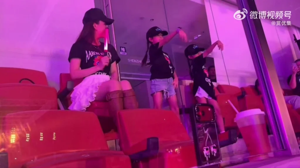 Hình minh họa: Quách Phú Thành bế con một tuổi đón sinh nhật