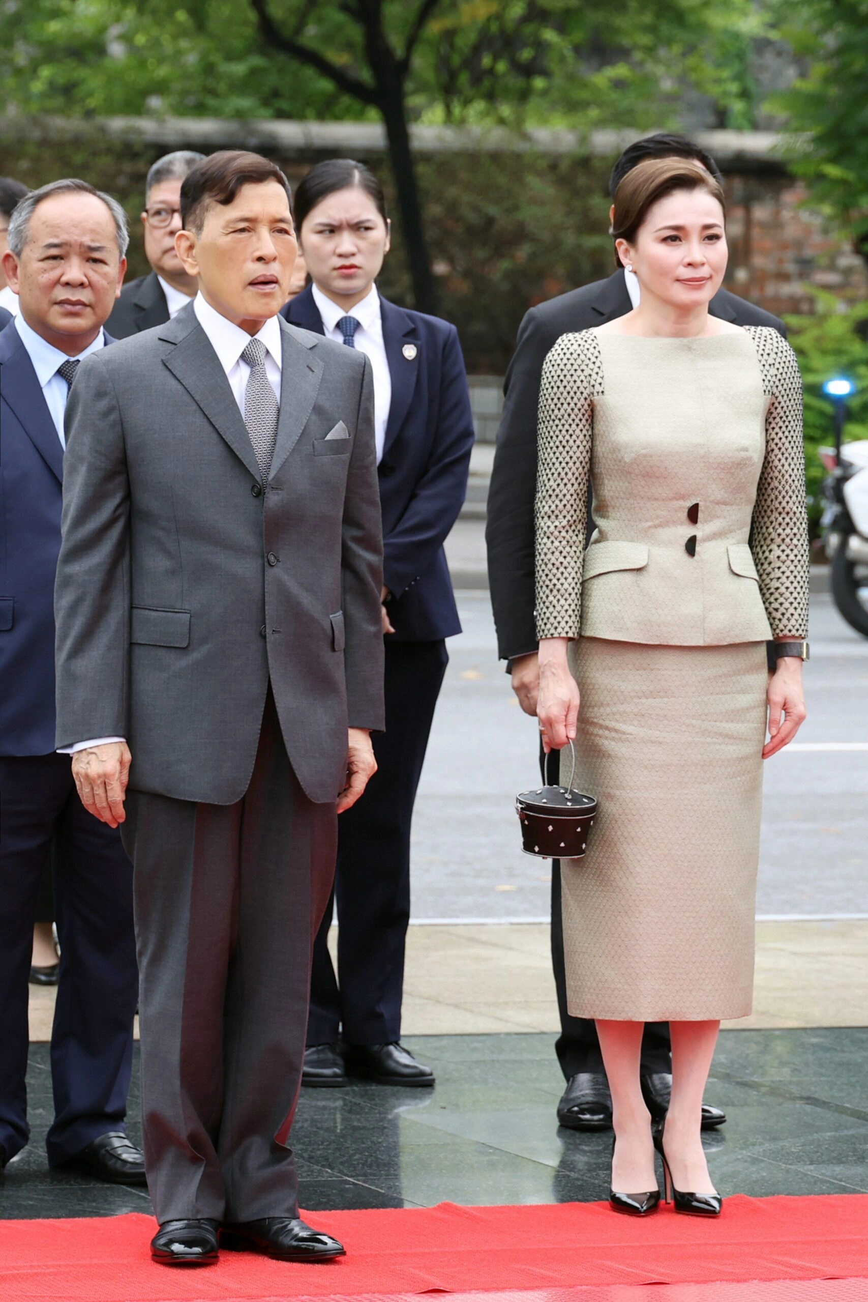 Hình minh họa: Trang phục của Hoàng hậu Thái Lan khi thăm Việt Nam