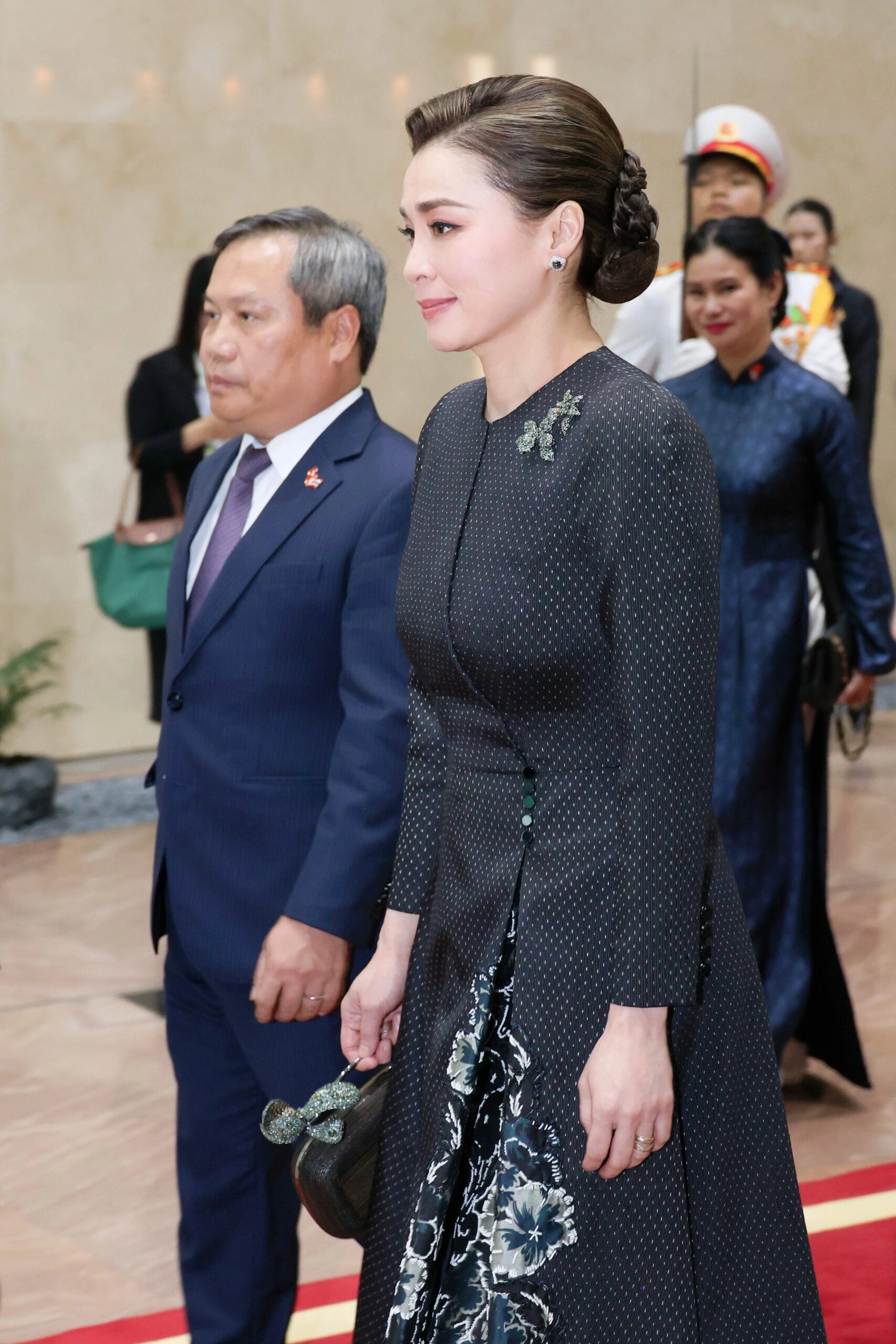 Hình minh họa: Trang phục của Hoàng hậu Thái Lan khi thăm Việt Nam
