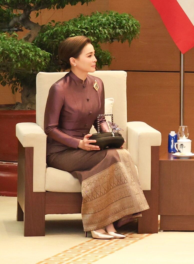 Hình minh họa: Trang phục của Hoàng hậu Thái Lan khi thăm Việt Nam