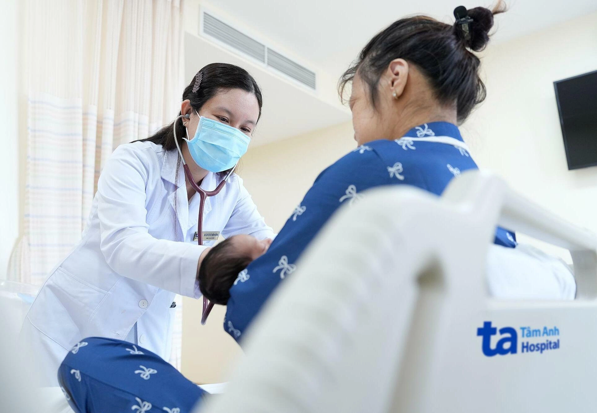 Hình minh họa: Sản phụ tràn dịch màng tim, con sinh non