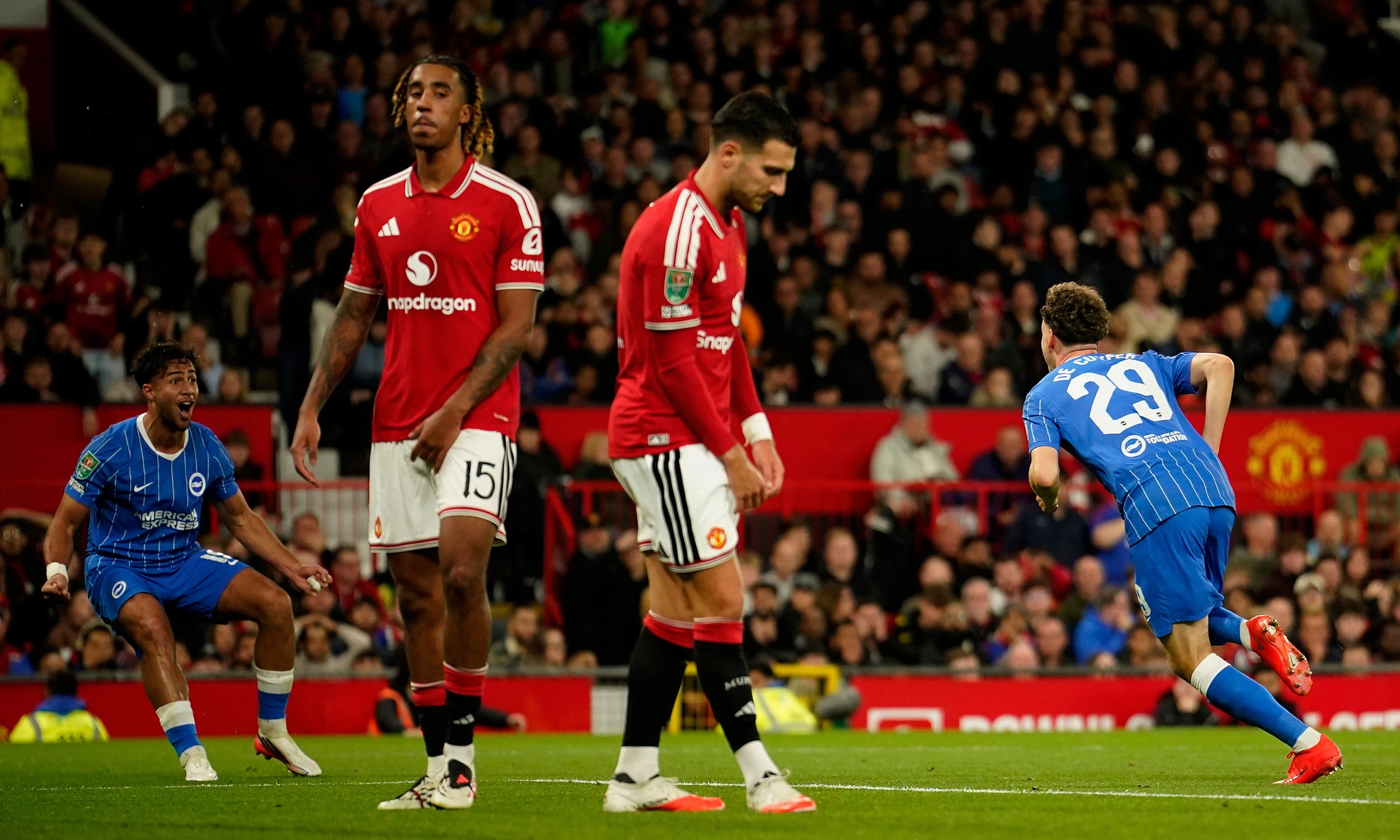 Hình minh họa: Man Utd thua Brighton trên sân nhà dù dẫn hai bàn