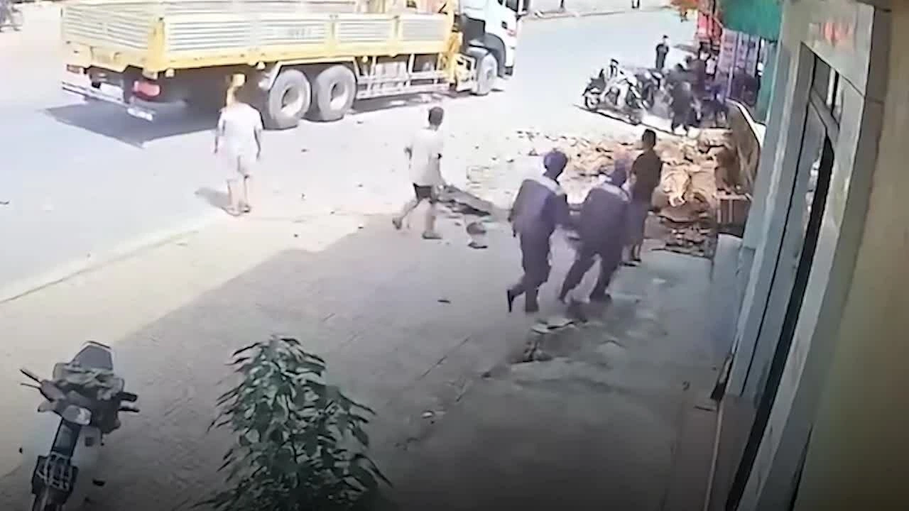 Hình minh họa: Bé trai bị cổng sập đè đứt chi được bác sĩ ghép tạm bàn tay vào chân