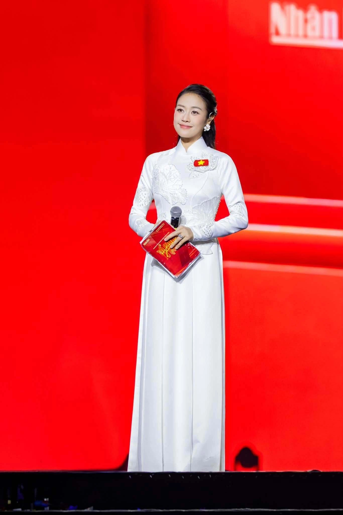 Hình minh họa: Phí Linh, MC đa sắc