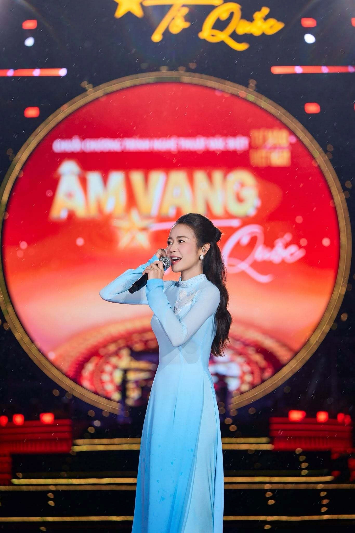 Hình minh họa: Phí Linh, MC đa sắc