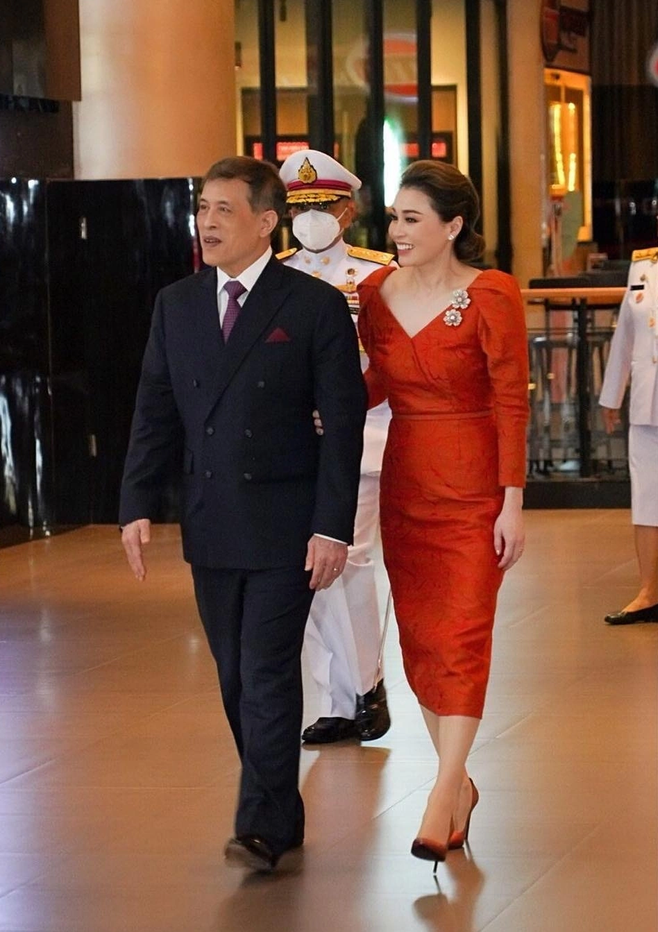 Hình minh họa: Phong cách hiện đại pha truyền thống của Hoàng hậu Thái Lan