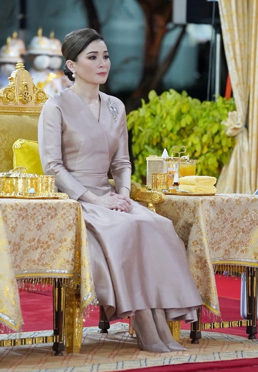 Hình minh họa: Phong cách hiện đại pha truyền thống của Hoàng hậu Thái Lan