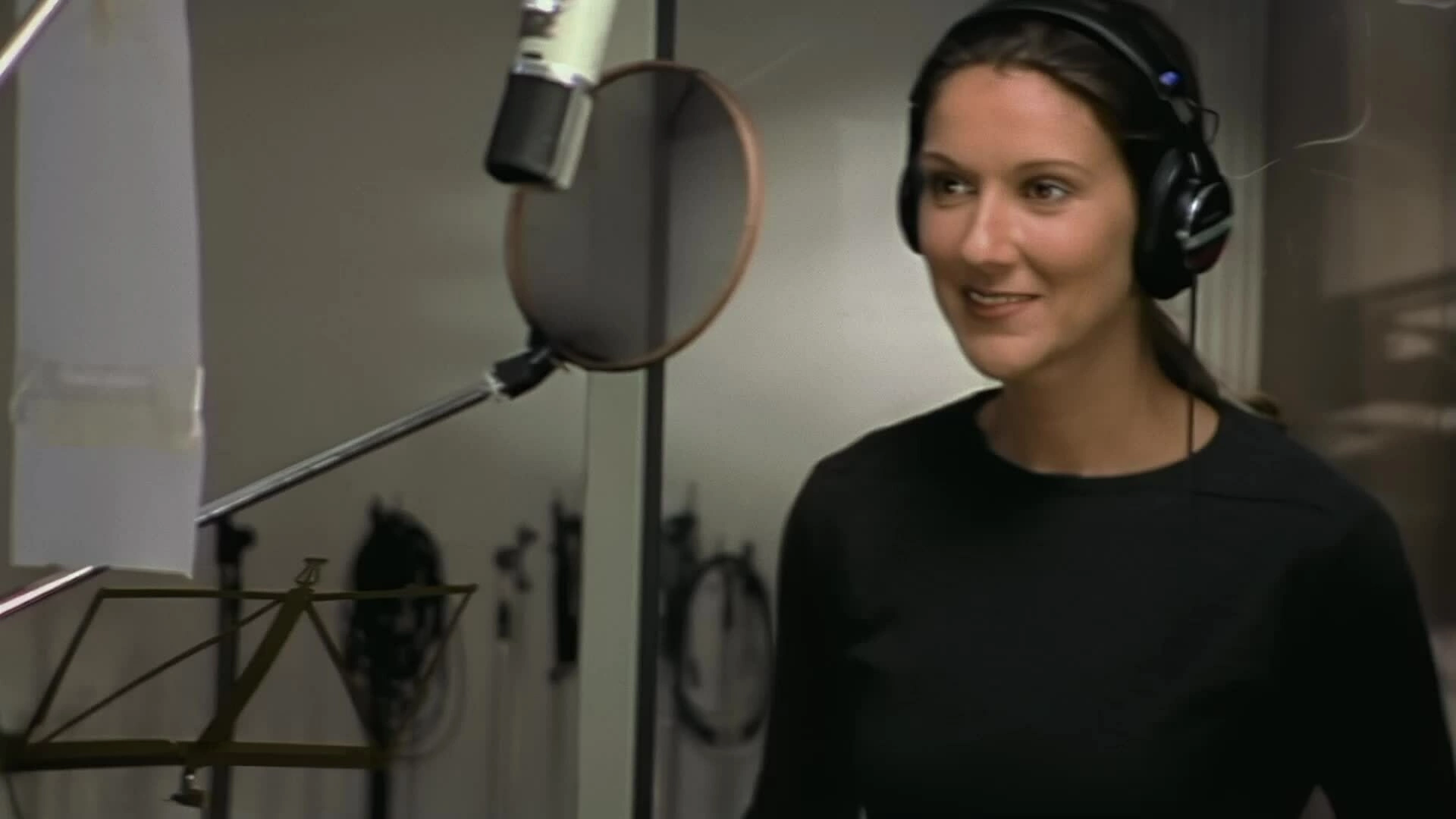 Hình minh họa: Celine Dion gây sốt khi hát, nhảy trên nắp ca-pô