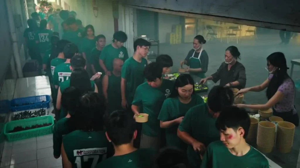 Hình minh họa: Minh Kiên uống nước bùn khi đóng ‘Trại buôn người’