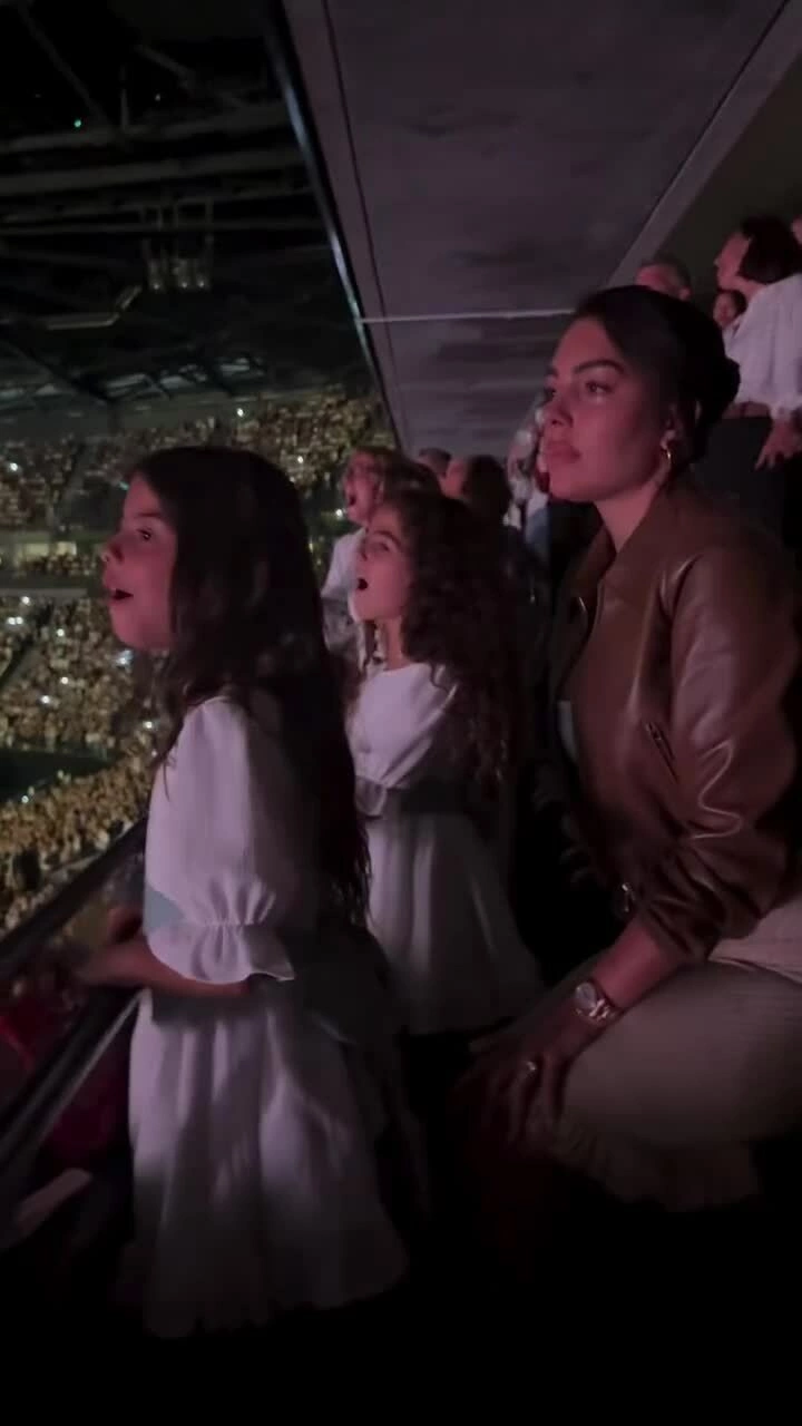 Hình minh họa: Vợ Ronaldo đưa ba con gái đi xem concert Celine Dion