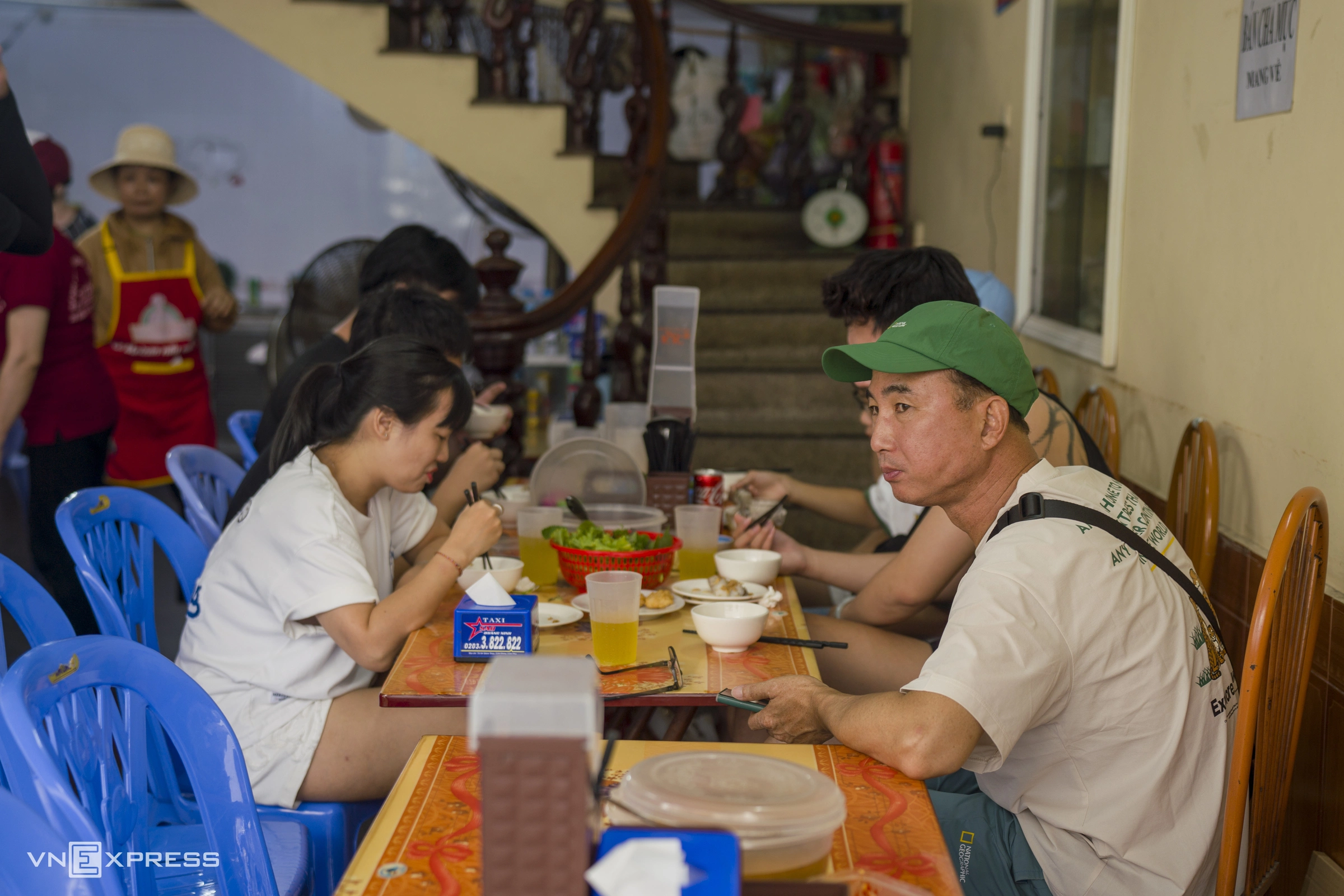 Hình minh họa: Quán bánh cuốn chả mực giã tay hơn 30 năm ở Hạ Long