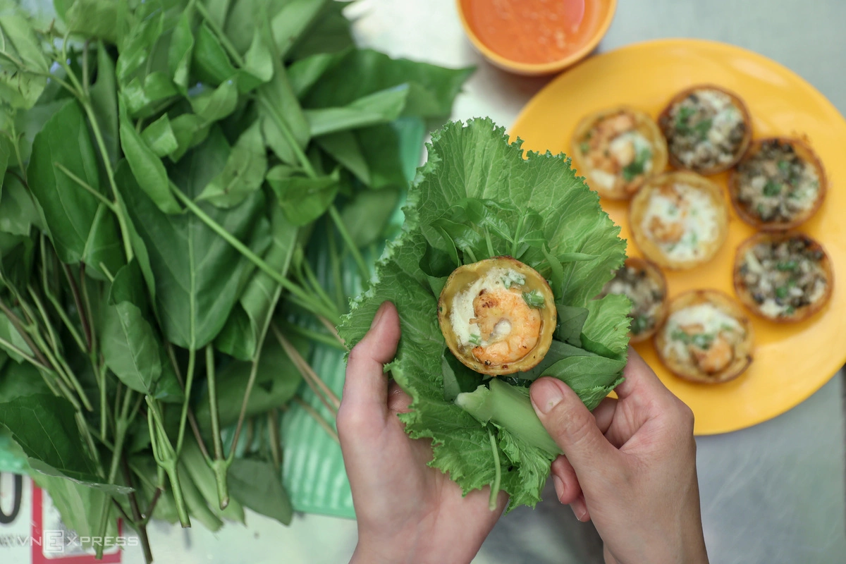 Hình minh họa: Chủ quán bánh xèo làm vườn rau sân thượng cho khách tự hái ăn
