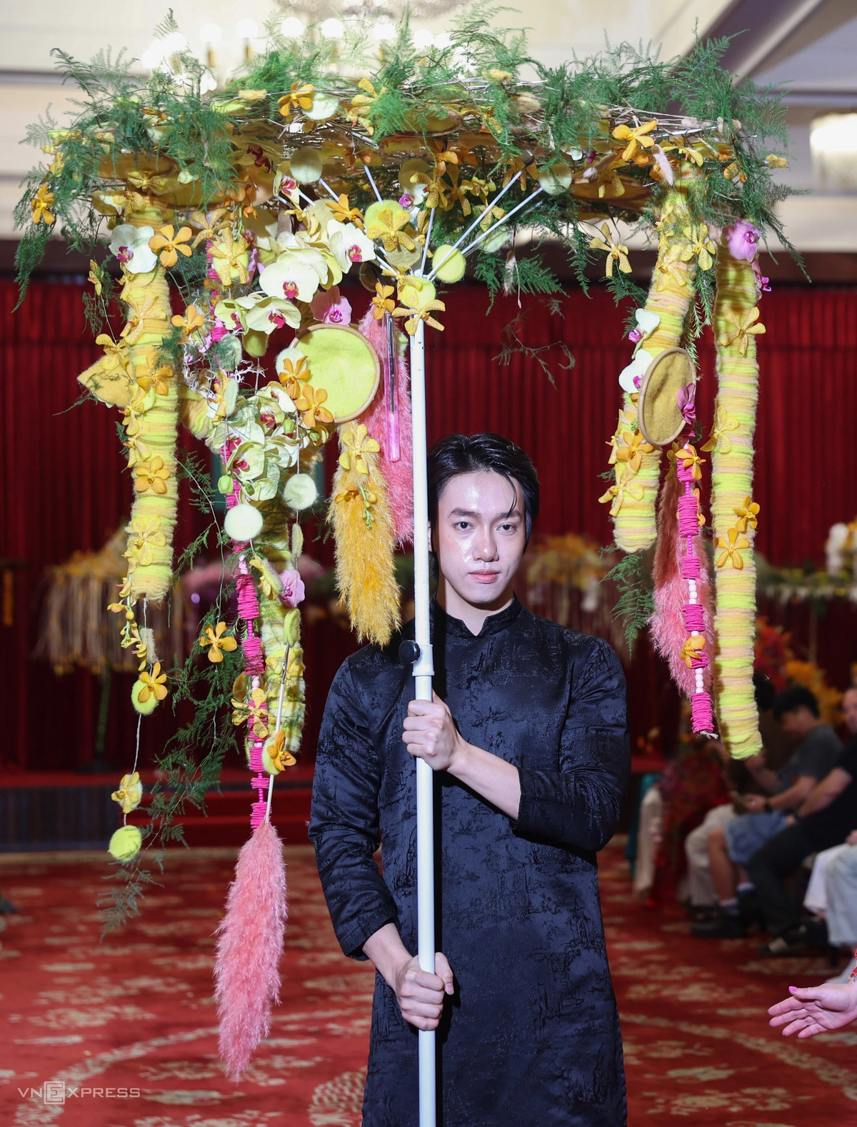 Hình minh họa: Trình diễn áo dài kết hoa