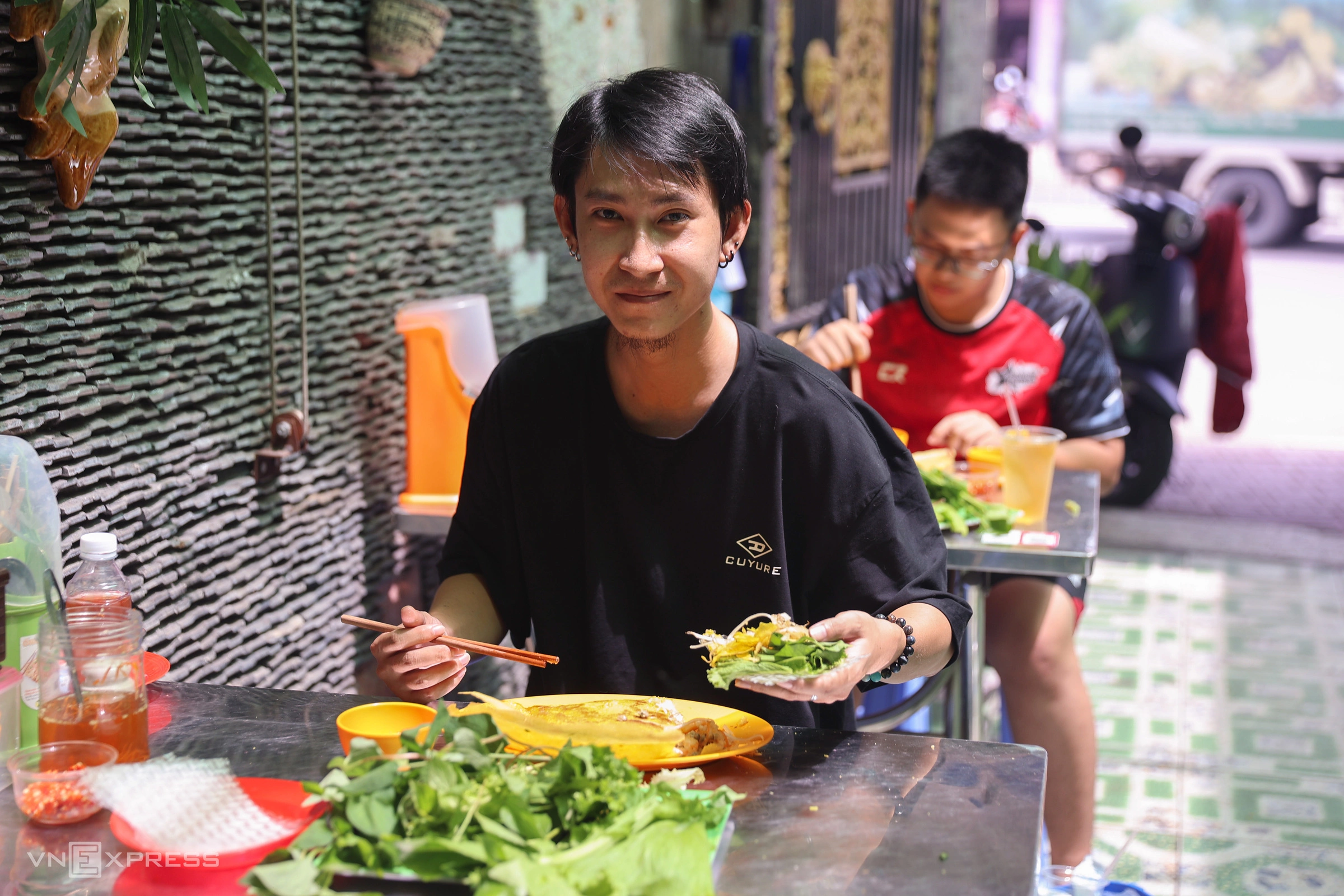 Hình minh họa: Chủ quán bánh xèo làm vườn rau sân thượng cho khách tự hái ăn