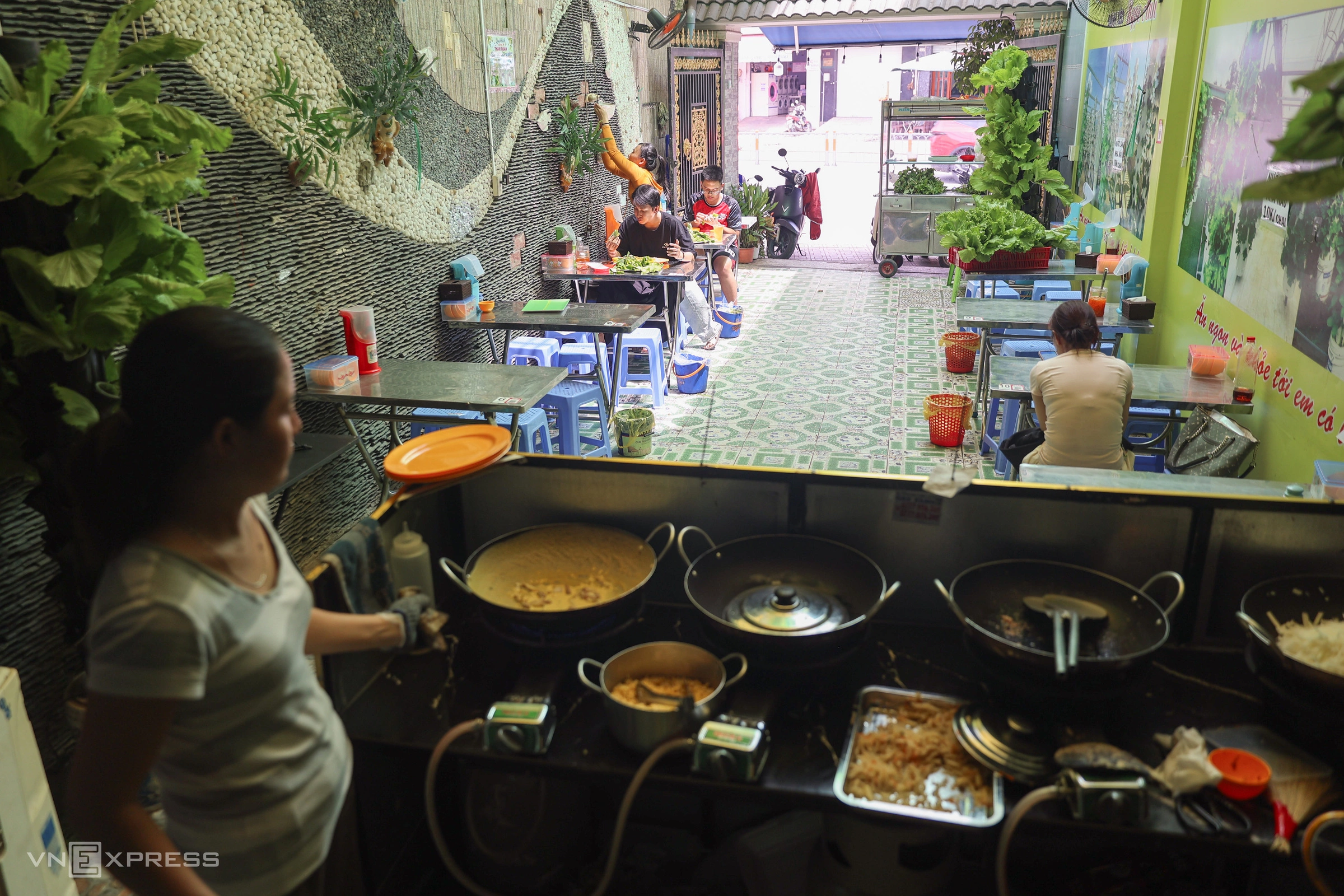 Hình minh họa: Chủ quán bánh xèo làm vườn rau sân thượng cho khách tự hái ăn
