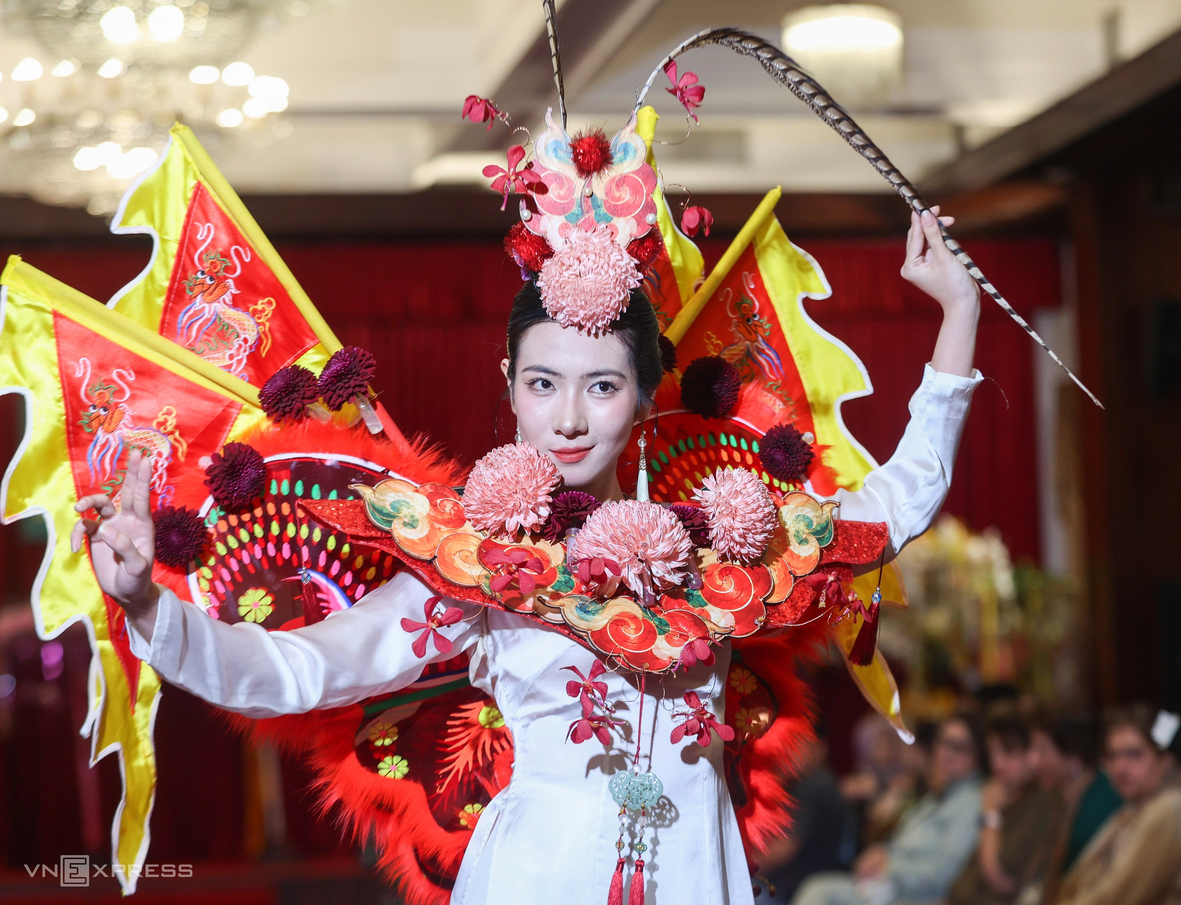 Hình minh họa: Trình diễn áo dài kết hoa