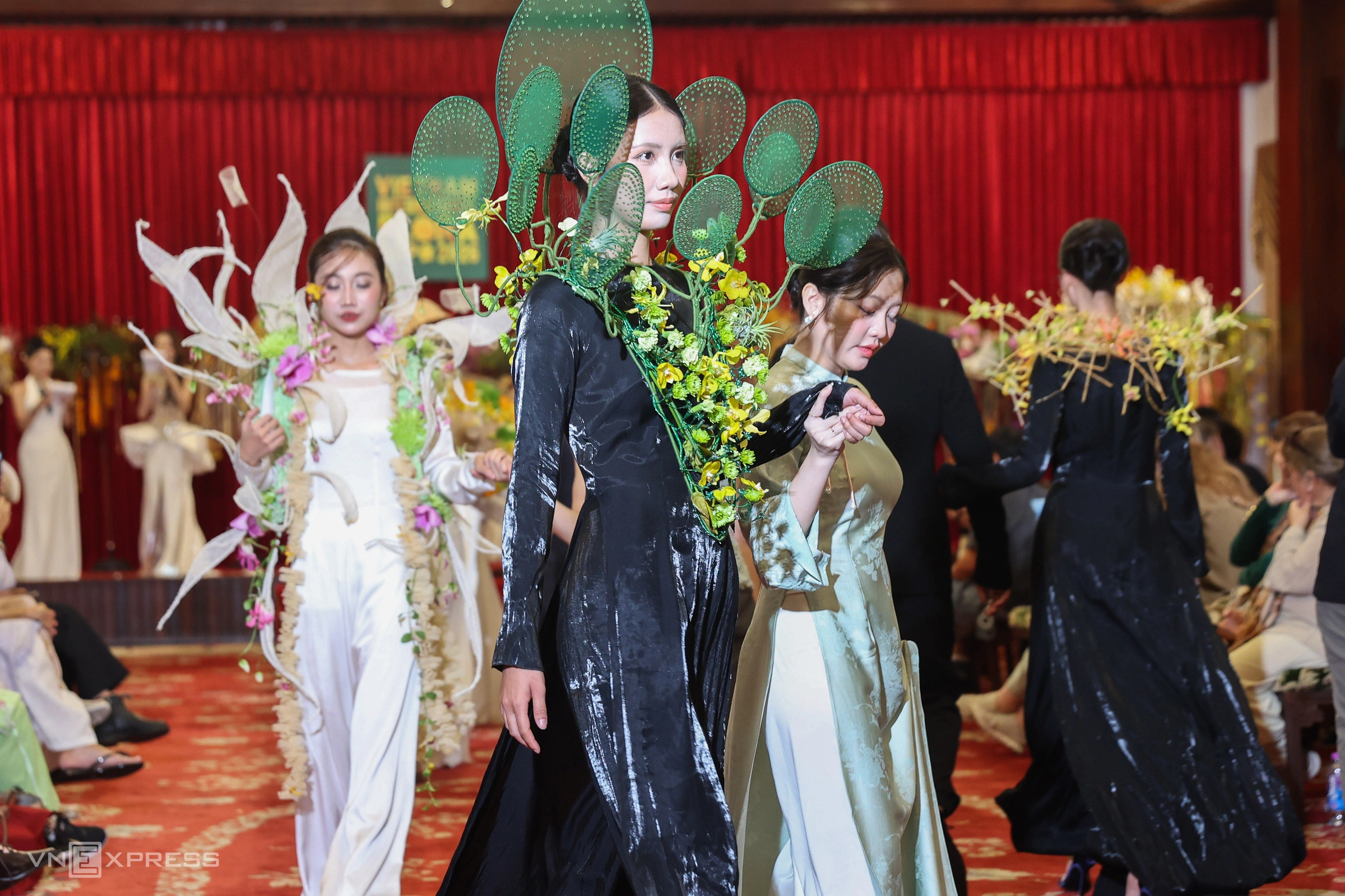 Hình minh họa: Trình diễn áo dài kết hoa