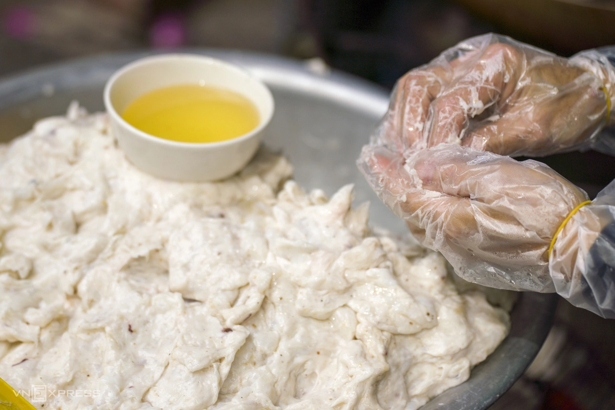 Hình minh họa: Quán bánh cuốn chả mực giã tay hơn 30 năm ở Hạ Long