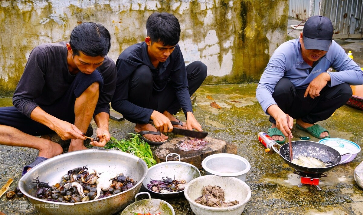 Hình minh họa: Đặt trúm bắt lươn giữa rừng U Minh Hạ