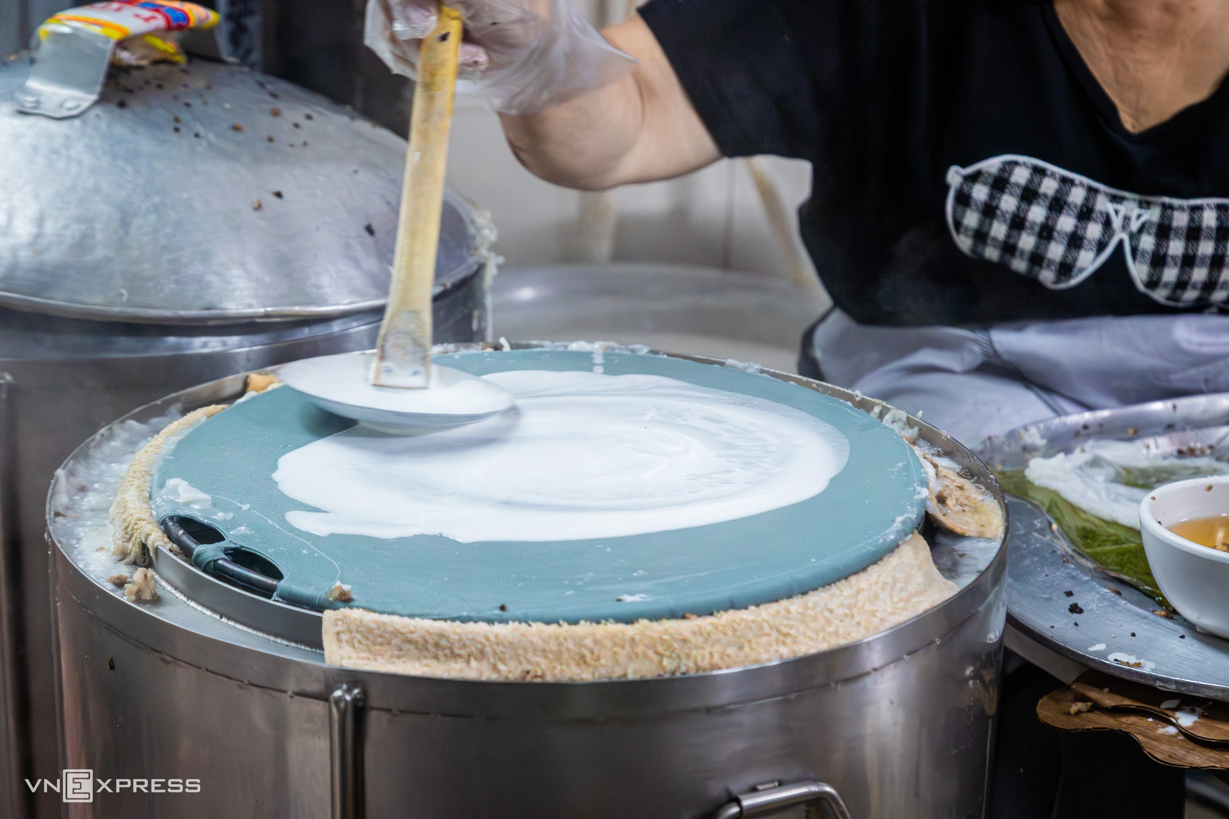 Hình minh họa: Quán bánh cuốn dù mưa vẫn kín bàn ở Hà Nội